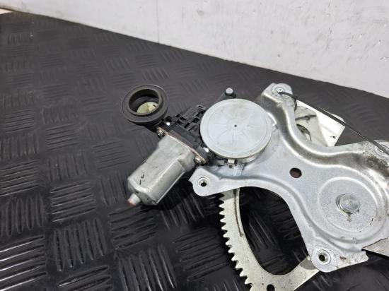 toyota Corolla Apr 2007 LEFT FRONT WINDOW REG/MOTOR 