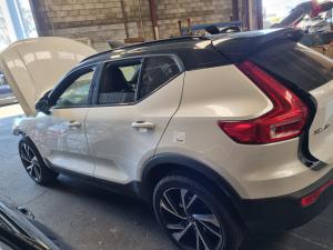2020 Volvo Xc40 T5 R-DESIGN image 1