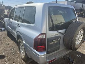 2005 Mitsubishi Pajero image 1