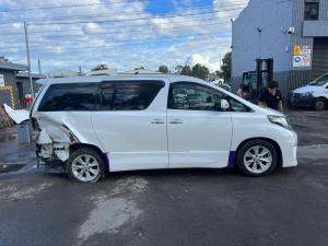 2013 Toyota Alphard image 1