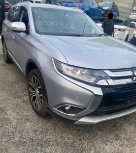 2017 Mitsubishi Outlander image 1