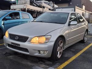 1999 Lexus Is image 1
