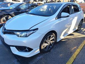 2015 Toyota Corolla ZRE182R image 1