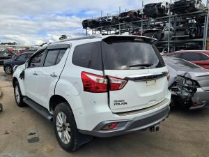 2017 Isuzu Mu X 85GGR image 1