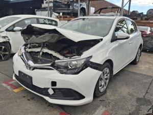 2015 Toyota Corolla ZRE182R image 1