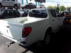 2014 Mitsubishi Triton image 2