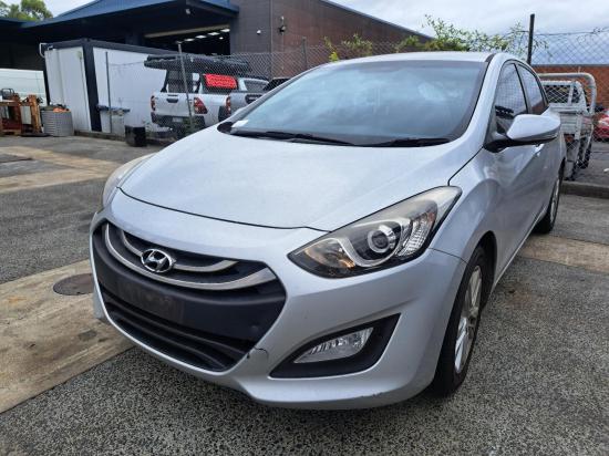 hyundai i30 LEFT FRONT HUB ASSEMBLY 
