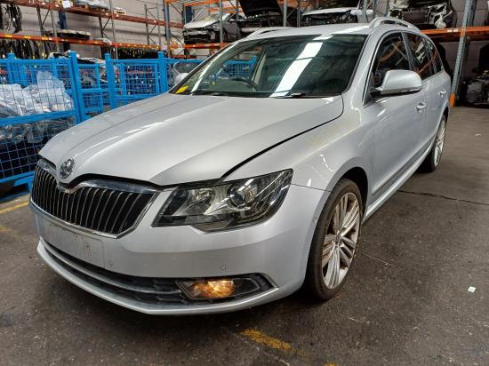 skoda Superb 2014 LEFT REAR DOOR 