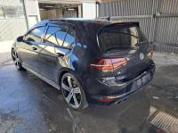 2015 Volkswagen Golf R image 2
