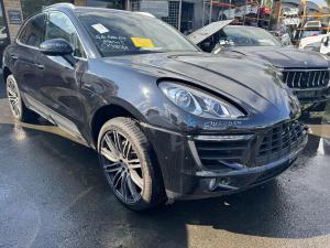 2015 Porsche Macan 95B image 2