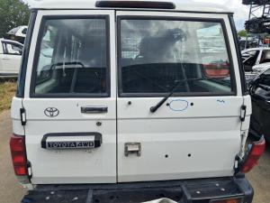 2018 Toyota Land Cruiser image 2