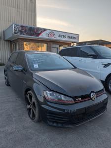 2016 Volkswagen Golf GTI image 2
