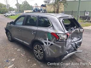 2017 Mitsubishi Outlander image 2