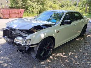 2016 Chrysler 300c image 2