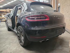 2017 Porsche Macan 3.0DT CTBA AUTO 7SPD 4WD S TDI image 2