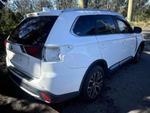 2016 Mitsubishi Outlander image 2