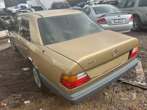 1986 Mercedes Benz 300e image 2