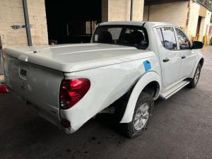 2013 Mitsubishi Triton image 2