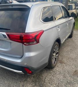 2017 Mitsubishi Outlander image 2