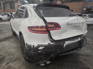 2015 Porsche Macan 3.0DT CTBA AUTO 7-SPD 4WD 95B S image 2