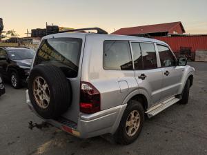 2004 Mitsubishi Pajero GLX image 2