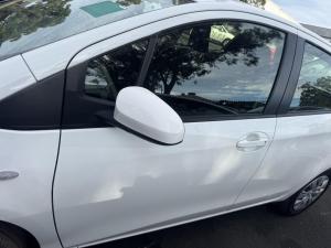 2015 Toyota Yaris image 2