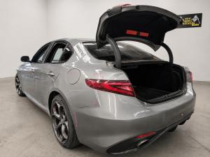 2017 Alfa Romeo Giulia 2.0L AUTO 8SPD RWD VELOCE image 2