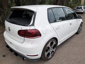 2011 Volkswagen Golf image 2