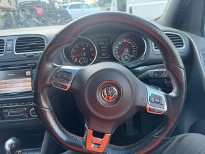 2011 Volkswagen Golf image 2
