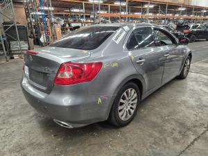 2010 Suzuki Kizashi 2.4L J24B AUTO CVT FWD XL image 3