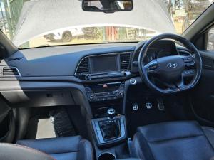 2016 Hyundai Elantra AD image 3