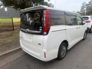 2016 Toyota Noah image 3