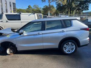 2025 Mitsubishi Outlander ZM image 3