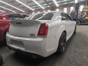 2015 Chrysler 300 6.4L ESG AUTO 8SPD RWD SRT CORE LX image 3
