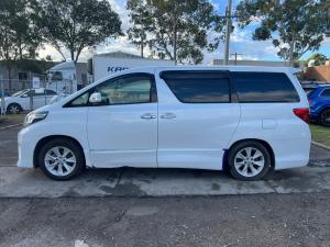 2013 Toyota Alphard image 3