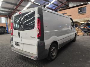 2012 Renault Trafic 2.0DT M9R786 MAN 6SPD FWD X83 PHASE III image 3