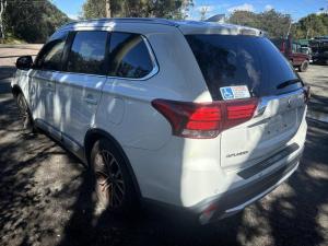 2016 Mitsubishi Outlander image 3