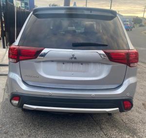 2017 Mitsubishi Outlander image 3