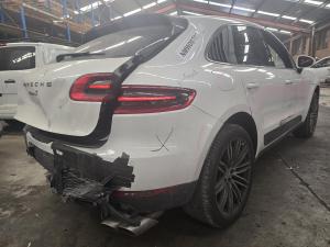2015 Porsche Macan 3.0DT CTBA AUTO 7-SPD 4WD 95B S image 3