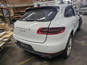 2016 Porsche Macan 3.0DT CTBA AUTO 7SPD 4WD S image 3