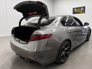 2017 Alfa Romeo Giulia 2.0L AUTO 8SPD RWD VELOCE image 3