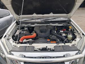2017 Isuzu Mu X 85GGR image 3