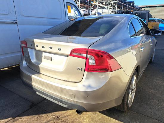 volvo S60 May 2011 LEFT GUARD 