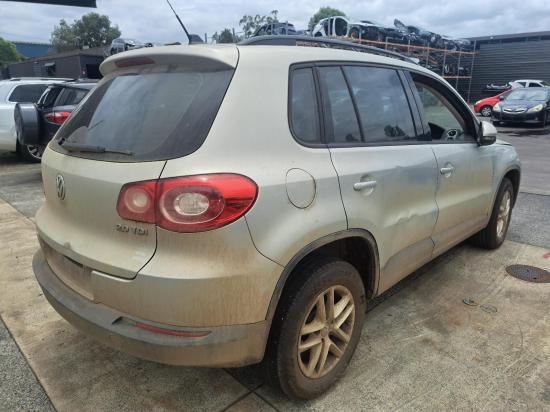 volkswagen tiguan LEFT FRONT DOOR 