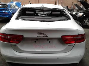 2016 Jaguar Xe 2.0T 204PT AUTO 8SPD RWD (25T R-SPORT) X760 SERIES image 4