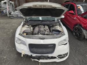 2015 Chrysler 300 6.4L ESG AUTO 8SPD RWD SRT CORE LX image 4