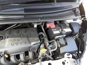 2011 Toyota Yaris YR image 4