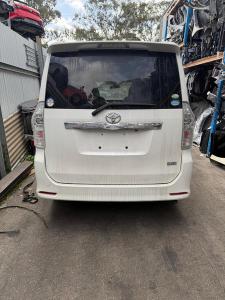 2011 Toyota  R70 image 5