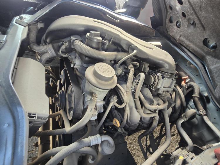 toyota Hiace TRH SUPER LWB Nov 2010 Parts & Wrecking
