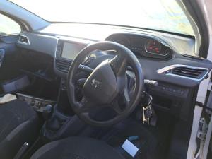 2013 Peugeot 208 image 6
